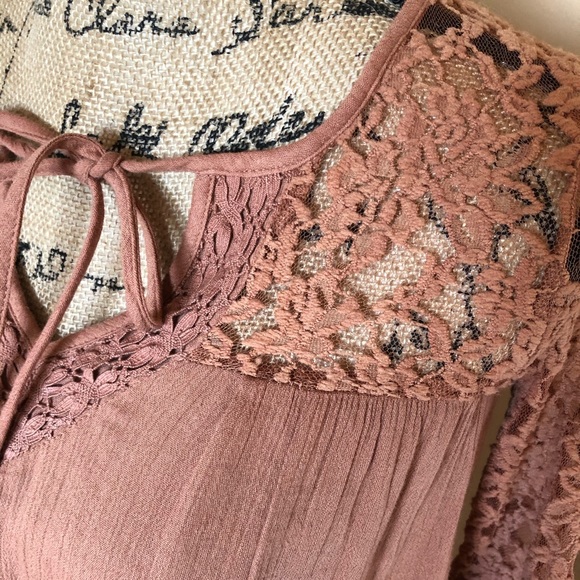 Cute long sleeve flowy lace Mudd top - Picture 4 of 7